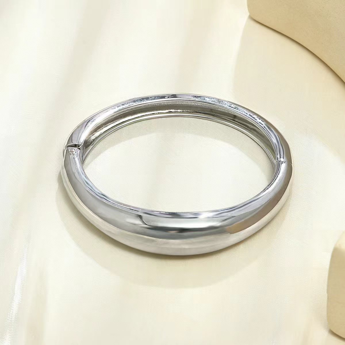 Joyería popular transfronteriza europea y americana, simple y moderna, pulsera de metal hueca de borde ancho, única y llamativa.