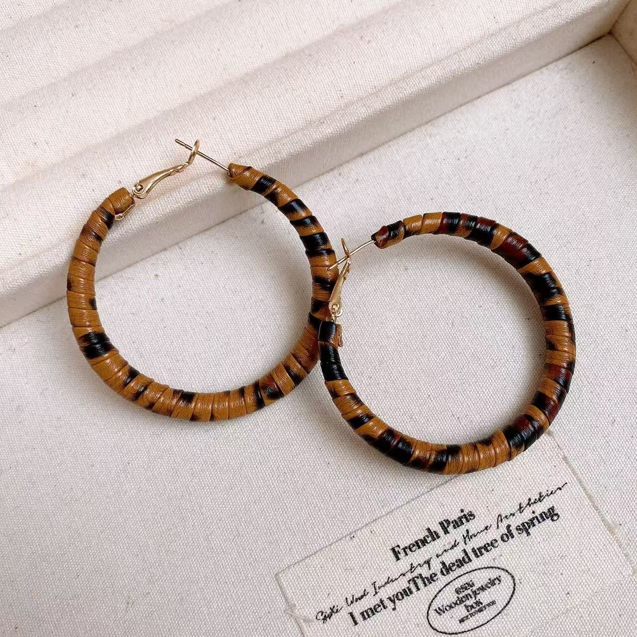 28-Pendientes de aro de cuero con estampado de leopardo y aguja plateada.