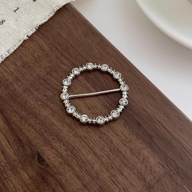 Hebilla anudada en las esquinas de la ropa mujer 2025 nuevo hebilla de toalla de seda botón de perlas de alta gama hebilla de hebilla de ropa de alta gama