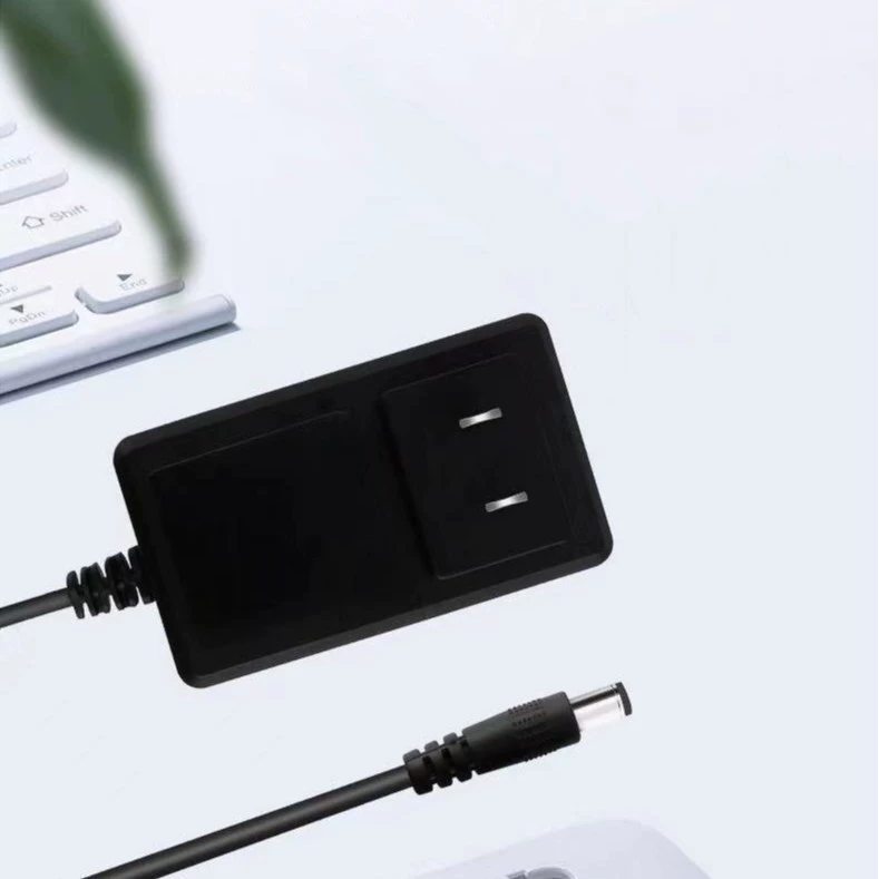Зарядное устройство для аккумулятора 6V/12V универсальное, несколько выходных токов 700–2000 мА, компактный размер 85×50×30 мм