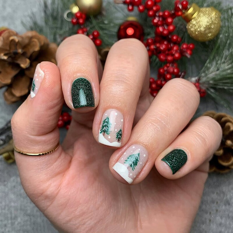 Christmas tree-themed short square nails, deep green glitter, French-style hand-painted Christmas tree design, fresh winter nail art Christmas tree-themed short square nails, deep green glitter, French-style hand-painted Christmas tree design, fresh winter nail art