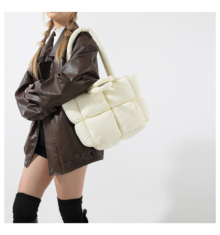 Neue Daunentasche, Baumwollkleidung, Damentasche, einfache, mit Baumwolle gefüllte Weltraumtasche, Einkaufstasche, weiche, karierte tragbare Umhängetasche_voghion.com