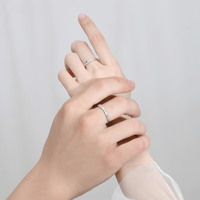 Venta al por mayor S925 anillo de pareja de plata esterlina un par de nicho diseño ins estilo rombo hombres y mujeres anillo de par de letras abiertas