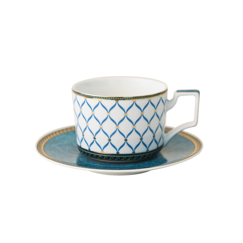 Taza de café pintada de oro de la porcelana de hueso de la vendimia Taza de té de la tarde francesa Sentido de ceremonia de la muchacha de alto aspecto Taza de desayuno de alto grado