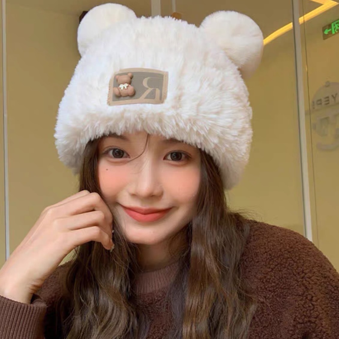 Winter schattige kleine beer kinderen dikke warme oorbescherming, harige gebreide muts, grote hoofdomtrek, gezicht_voghion.com