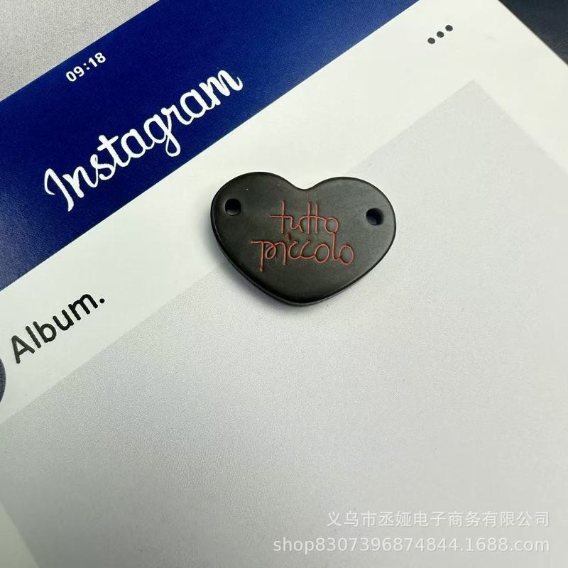 现货仿贝树脂商标吊牌字母椭圆蝴蝶结衣标高端百搭装饰纽扣60款|undefined