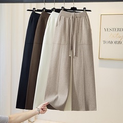 ニットのワイドパンツの女性は秋冬の新型のハイウエストで痩せています。
