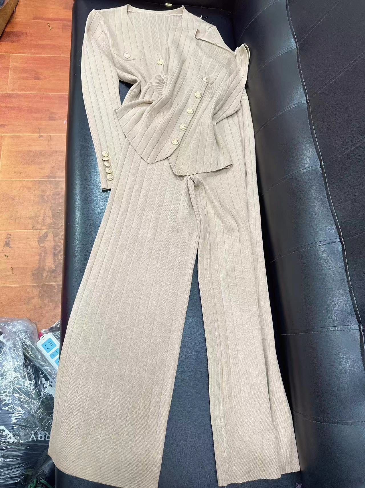 Dámske oblečenie Súprava krátkych pletených kardigánov + vesta + široké nohavice s kovovým gombíkom a výstrihom do V_voghion.com