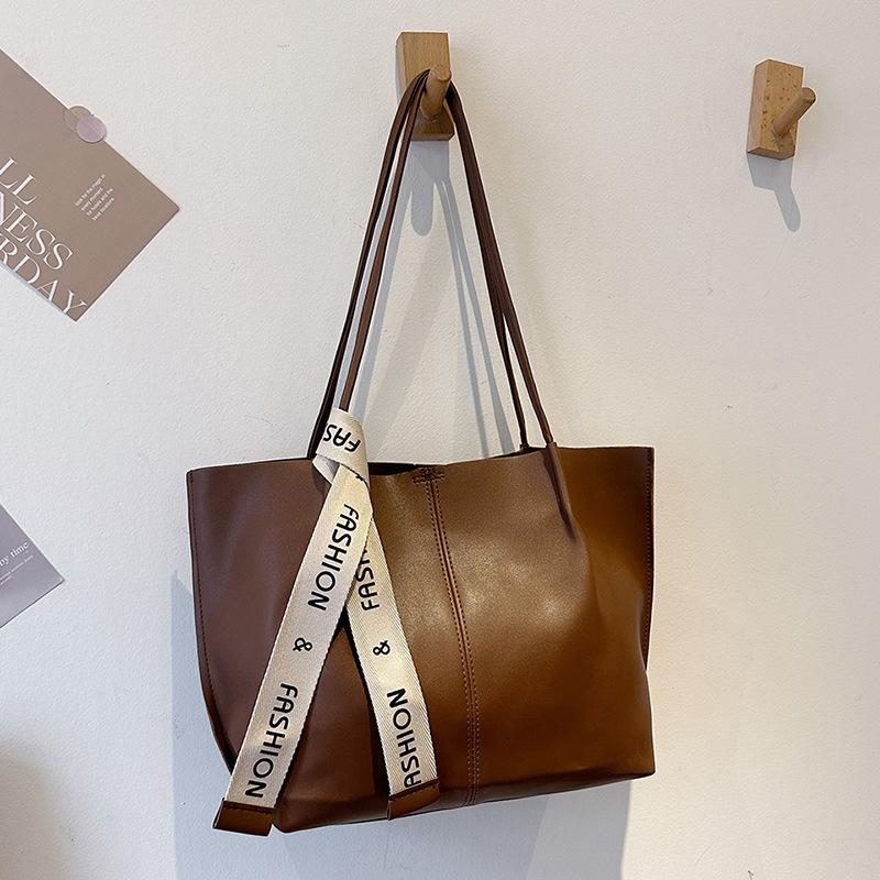 Bolsas de viaje de moda de gran capacidad para mujeres 2024 otoño nuevo bolso de mujer bolso de hombro de literatura extranjera bolso especial bolso de mujer
