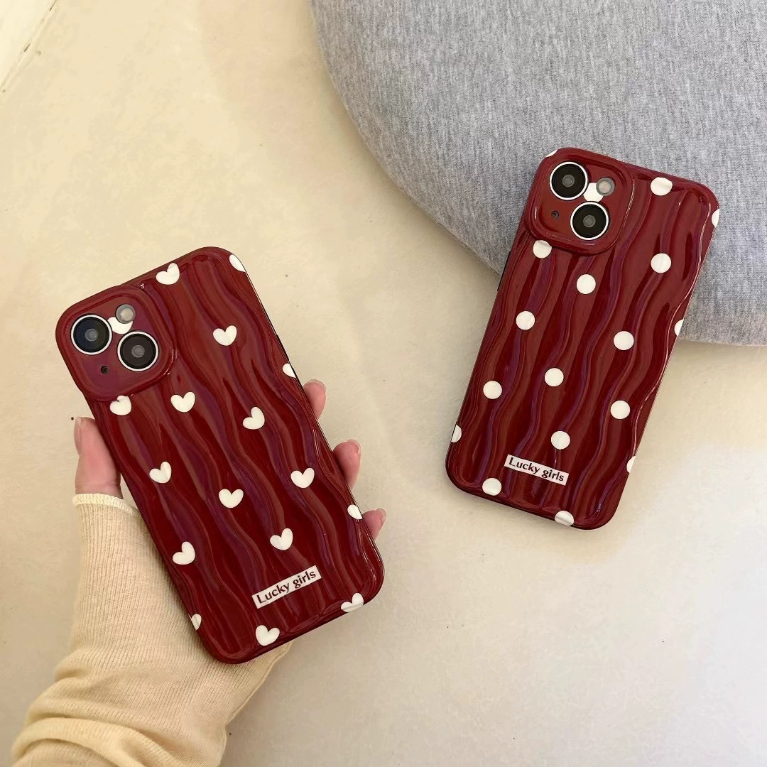 Чехол для телефона (Apple iPhone 16 совместим) бордовый волнообразный, сердечки или горошек