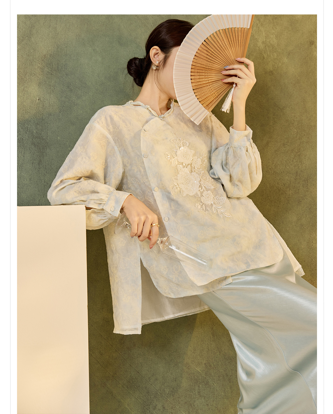 Áo sơ mi thêu phong cách retro đầu thu 2026, cổ chéo nghệ thuật, phong cách Tân Trung Hoa — màu xanh nhạt chi tiết 12