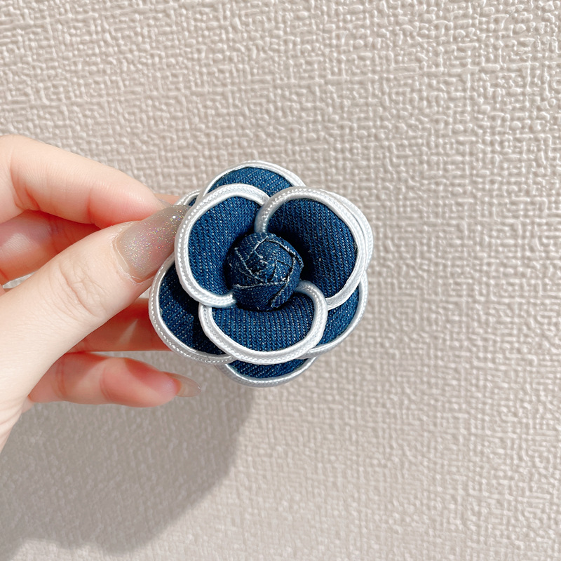 Einzigartige, elegante Kamelien-Brosche aus Denim im koreanischen Stil mit feinem Duft, passend zu Anzug und Pullover_voghion.com