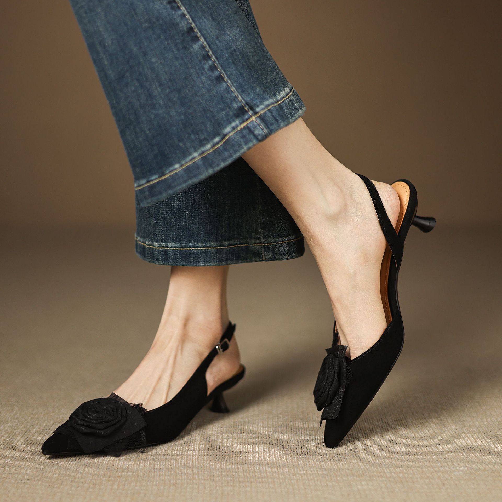 Sandal cao gót nữ hở mũi quai ngang đính hoa, gót 4 cm — Da cừu đen