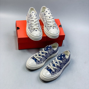 ����Ь��������ߎ�1970s��Դͬ���������͎�ϵ�а׷���Ь��܊�m