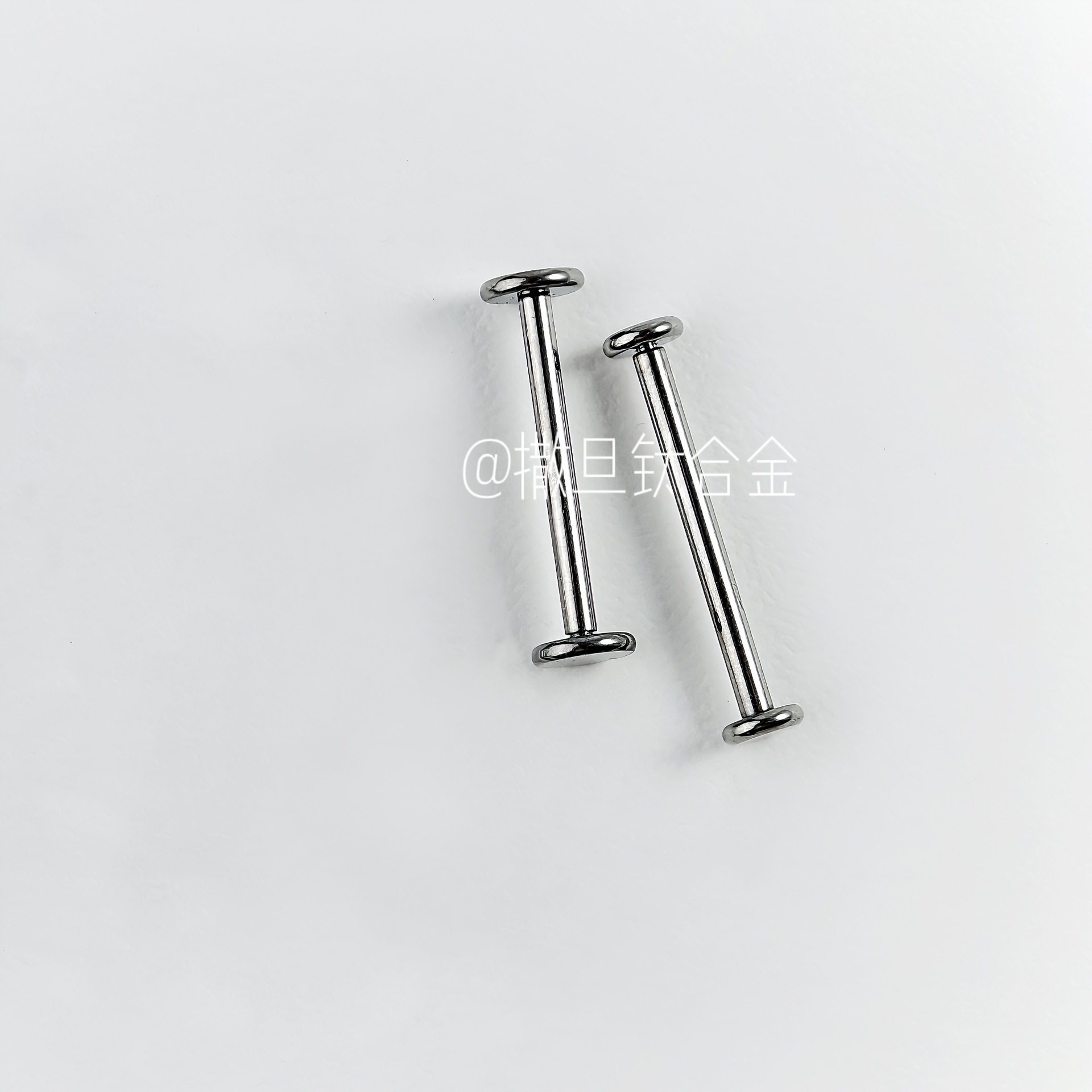 16G labret stud size and finish detail