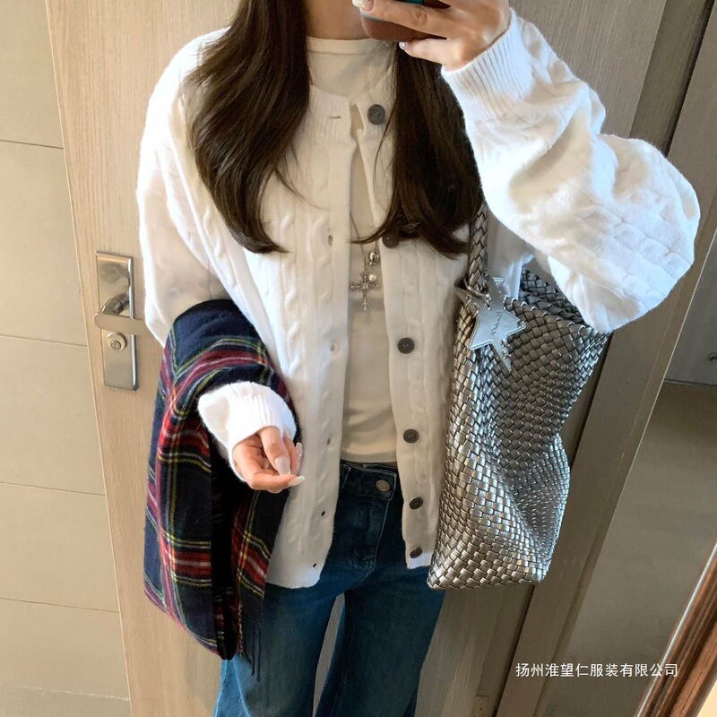 White cable-knit sweater coat for women, 2026 spring/autumn Korean style, casual and chic, perfect for petite figures, loose fit, very stylish cardigan White cable-knit sweater coat for women, 2026 spring/autumn Korean style, casual and chic, perfect for petite figures, loose fit, very stylish cardigan