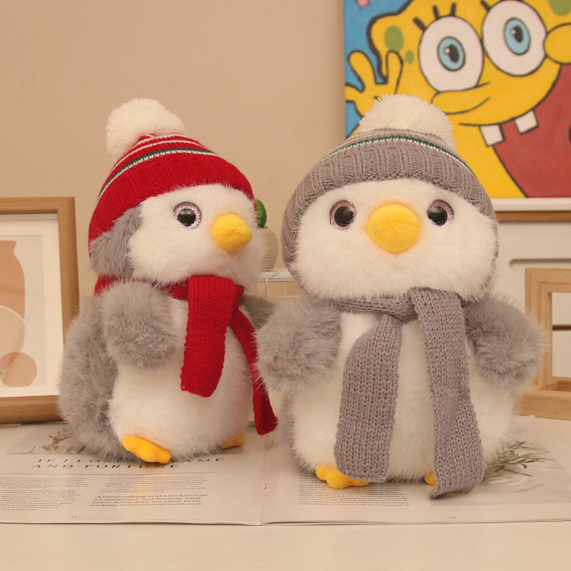 Nuevo invierno con sombrero pingüino peluche muñeca pingüino para enviar amigos para acompañar linda bufanda muñeca pingüino