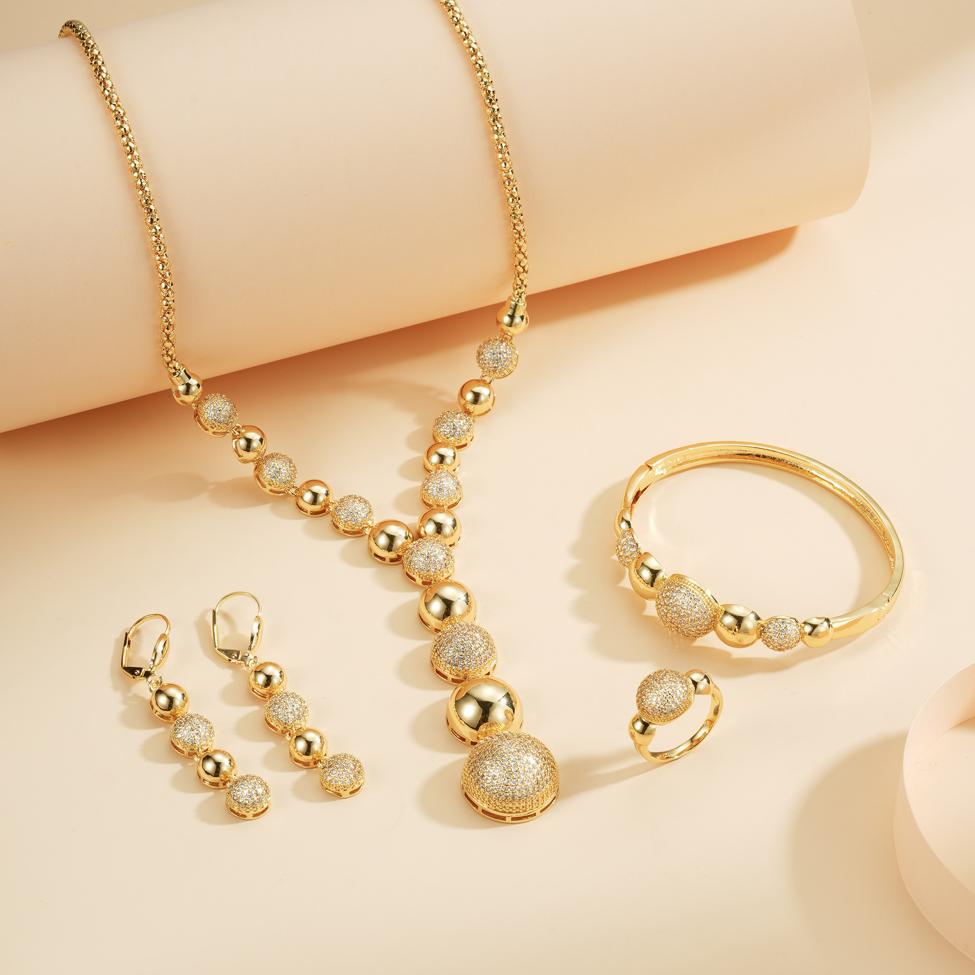 Europa y los Estados Unidos lujo ligero de alto nivel de sensación de joyería de piedra de diamante conjunto de collares pulseras de textura alta pendientes anillo de cuatro piezas conjunto de mujeres