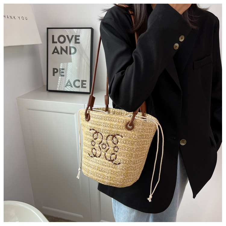 2022 New Style Geometric Pattern Shoulder Underarm Straw Woven Bucket Bag display picture 2