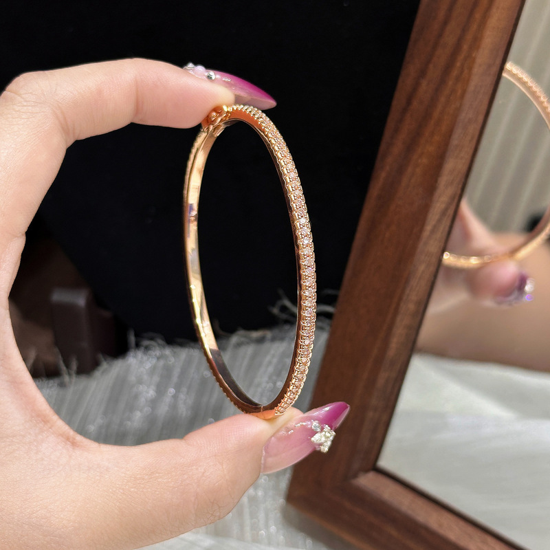 Simple and Classic Craftsmanship, Single-Row Diamond Starry Bracelet, Light Luxury, Fashionable, Elegant, Versatile for Commuting, Champagne Gold Simple and Classic Craftsmanship, Single-Row Diamond Starry Bracelet, Light Luxury, Fashionable, Elegant, Versatile for Commuting, Champagne Gold