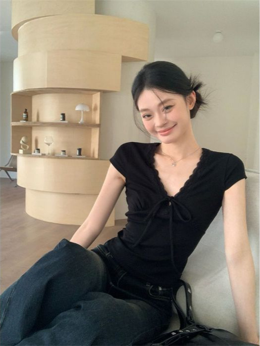 野媛纯欲蕾丝拼接V领短袖T恤女夏季辣妹性感修身显瘦小众内搭上衣