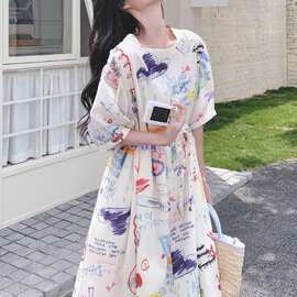 白色涂鸦印花连衣裙女中长款2026夏新款法式高腰显瘦设计感碎花裙