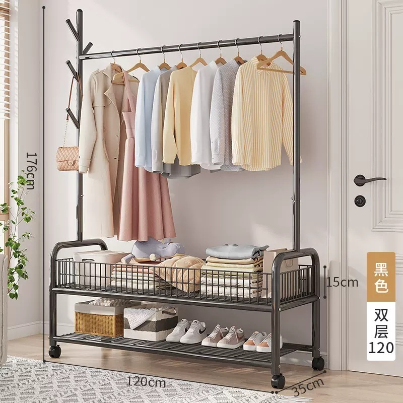 簡易ハンガーは床に折りたたみます。室内のベランダの寝室に服を掛けます。|undefined