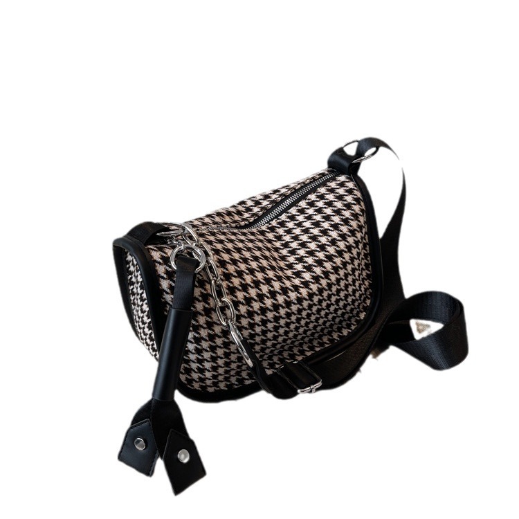 Commuter shoulder messenger bag niche design bag female fashionable popular all match small square bag_voghion.com