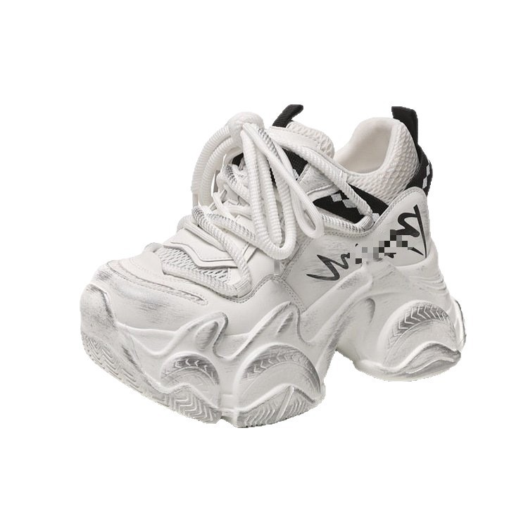 Superficie de malla transpirable aumentando la altura de los zapatos de la mujer 2026 verano nuevo tipo delgado muffin versátil zapatos deportivos casuales de mujer