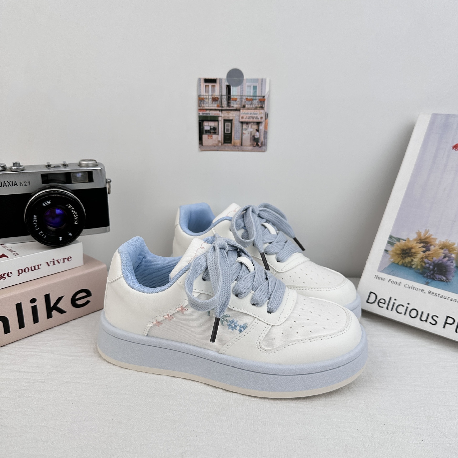 Zapatos de patinaje casuales de ondas distantes para mujeres 2025 verano pequeños zapatos blancos bordados frescos versátiles con suela gruesa aumentando el cabello de zapatos de pan