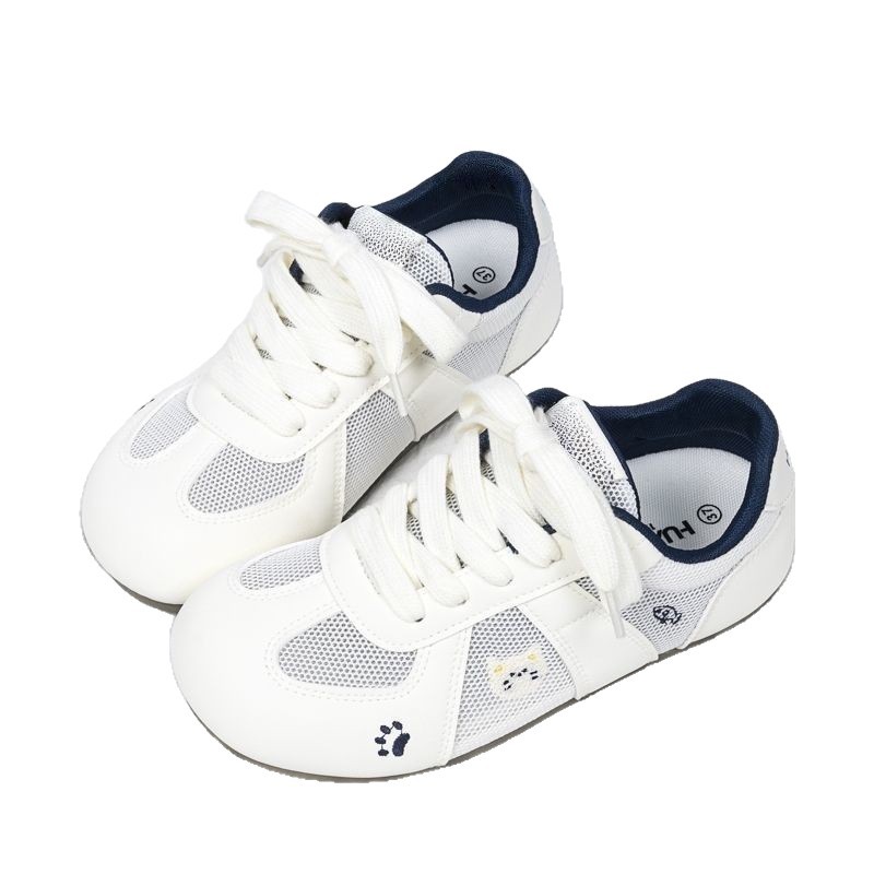 Zapatos de malla transpirables de color crema 2026 verano nuevos zapatos blancos ligeros con suela delgada zapatos de skate universales para mujeres