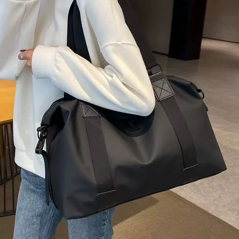 Capacious travel bag
