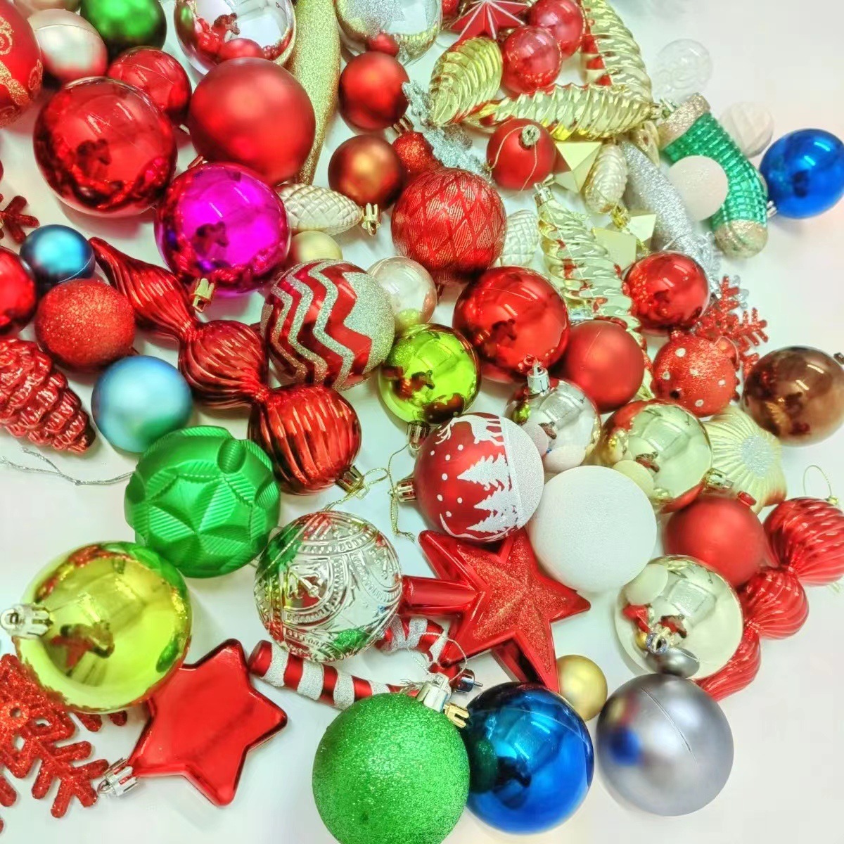20 bolas decorativas navideñas, adornos para árboles de Navidad, bolas de formas variadas, paquete mixto para decoración del hogar y adornos colgantes.