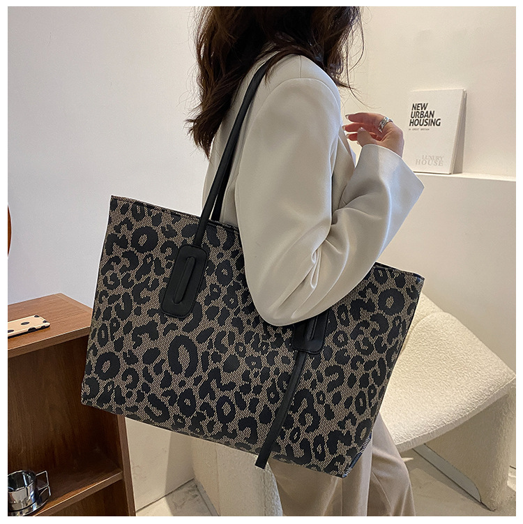 Women's Large Pu Leather Leopard Vintage Style Zipper Tote Bag display picture 3