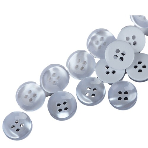 Four-eye button, pearlized shirt with wide-edge collar, resin buttons, flat-bottomed, wavy design, off-white base, and fine-edged shirt fasteners