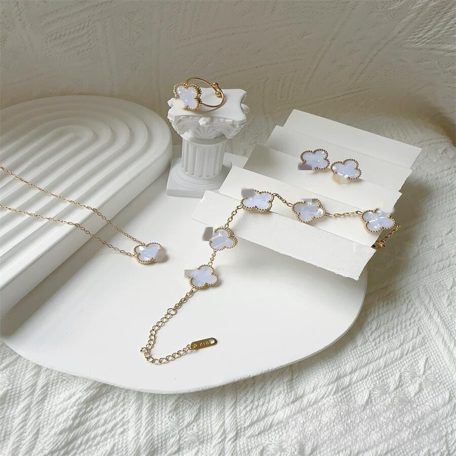 Estilo caliente Este trébol de cuatro hojas 13MM Pulsera de cinco flores 18K Pulsera de trébol de cuatro hojas Collar Pendientes Juego de anillo sin decoloración