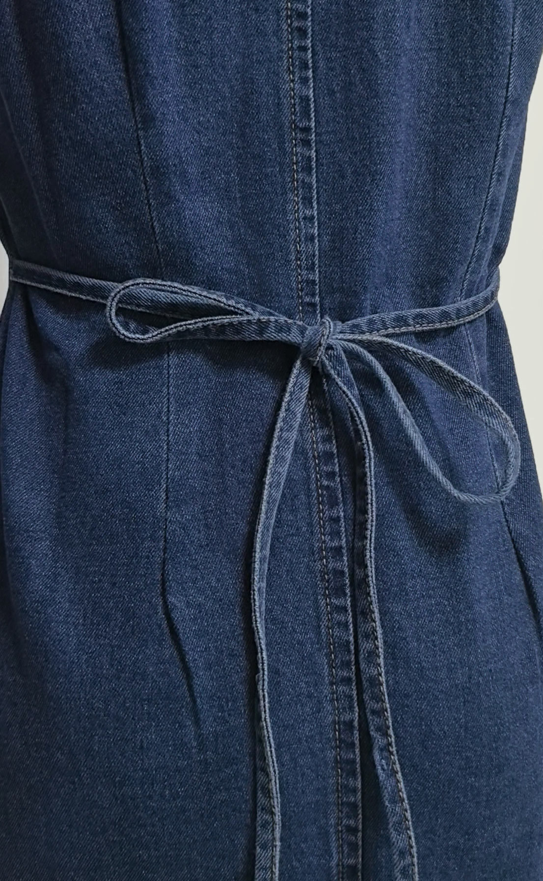 Retro dames spijkerjurk met strikceintuur en knoopsluiting_voghion.com