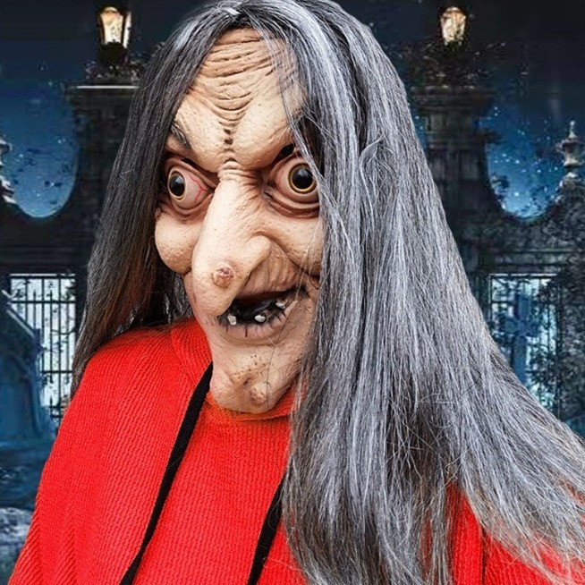 ハロウィンの魔女のマスクのお化け屋敷の密室は脱走して人全体の女性のおばあさんの頭を飾って人物を演じて道具を演じます。|undefined