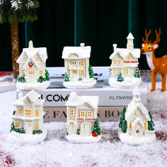 アマゾンの新しいクリスマス装飾樹脂の小さい家の小さい景観のクリスマスのアイデアの白い発光の小さい家のプレゼント