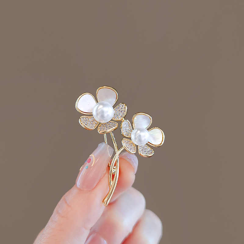 New Pearl Flower Brooch Women's High-end High-end Design Niche Suit Corsage Rhinestone Coat Accessories