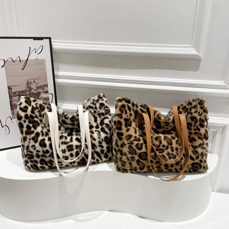 Bolsa de mano de estilo leopardo 2024 nueva tela de peluche de gran capacidad de textura brazo bolso de hombro de moda perezosa