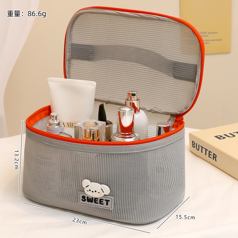 Bolsa de cosméticos gris con tapa abierta