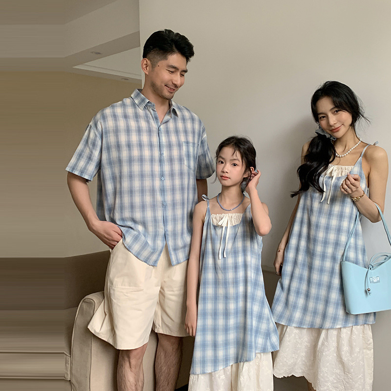 Family Matching Outfits for Three, New Summer Style Plaid Short-Sleeve Shirt Dress, Korean Fresh Style for Outings, Trendy Mother-Daughter Dress Family Matching Outfits for Three, New Summer Style Plaid Short-Sleeve Shirt Dress, Korean Fresh Style for Outings, Trendy Mother-Daughter Dress