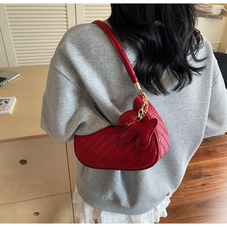 This is a new, trendy and fashionable, simple and retro commuting bag for women in 2025, featuring a soft leather bag with a high-quality texture undefined