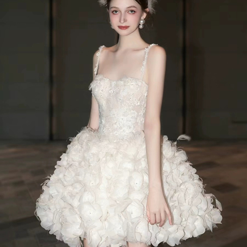 Vestido de novia ligero estilo francés con tirantes finos, nueva colección primavera 2026, diseño floral exclusivo, para ceremonia de adultos, examen de arte, vestido cisne blanco.