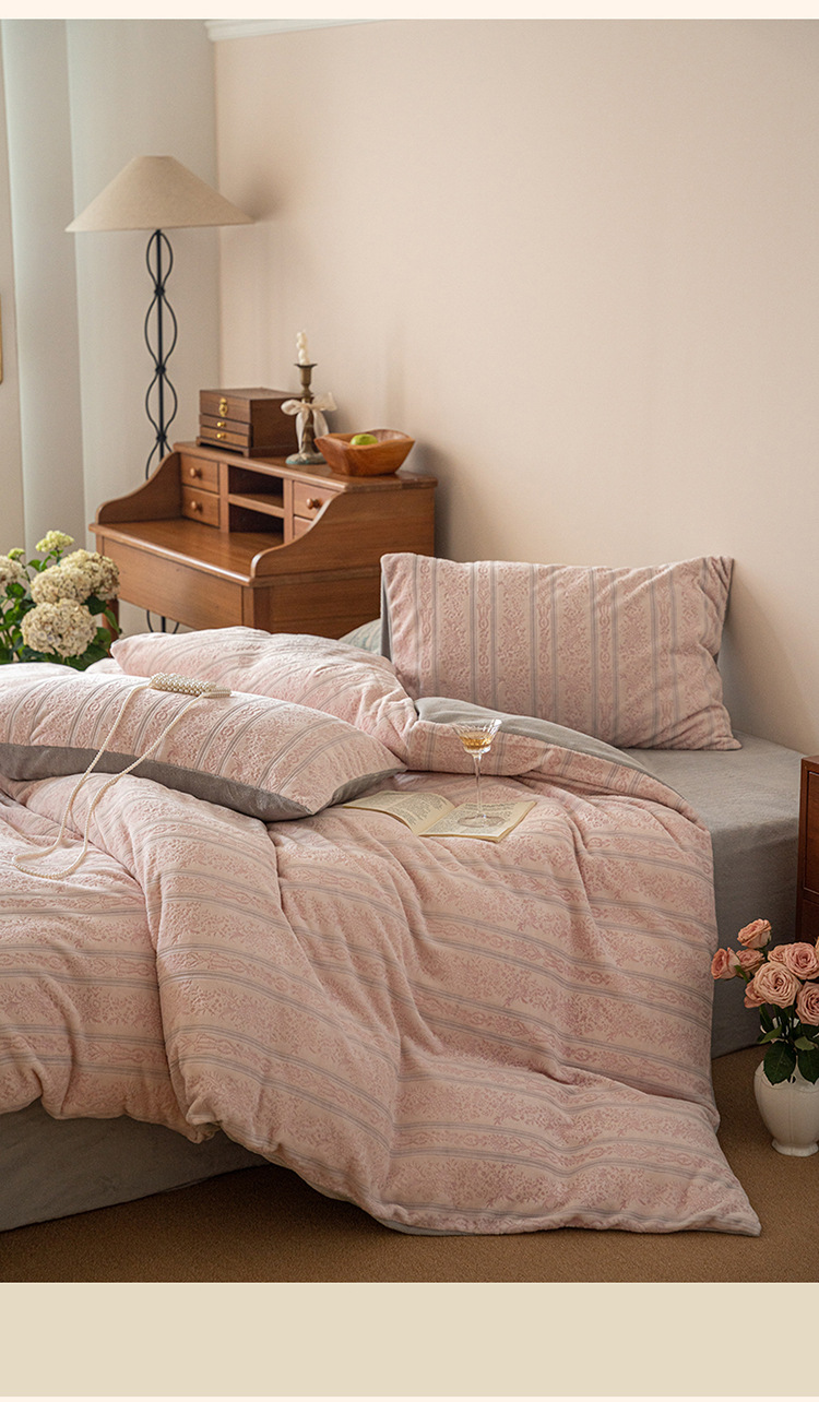 复制_秋冬加厚保暖牛奶绒床上四件套法式高级雕花.jpg