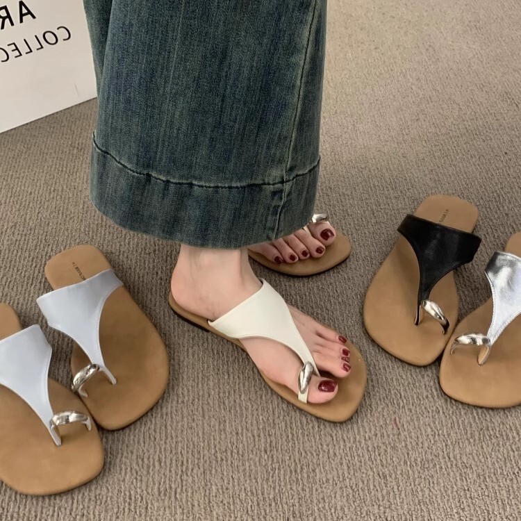 Korean Designer Slip-On Flat Slippers for Women, Summer Outer Wear, Casual Flip-Flops, Beach Sandals Korean Designer Slip-On Flat Slippers for Women, Summer Outer Wear, Casual Flip-Flops, Beach Sandals