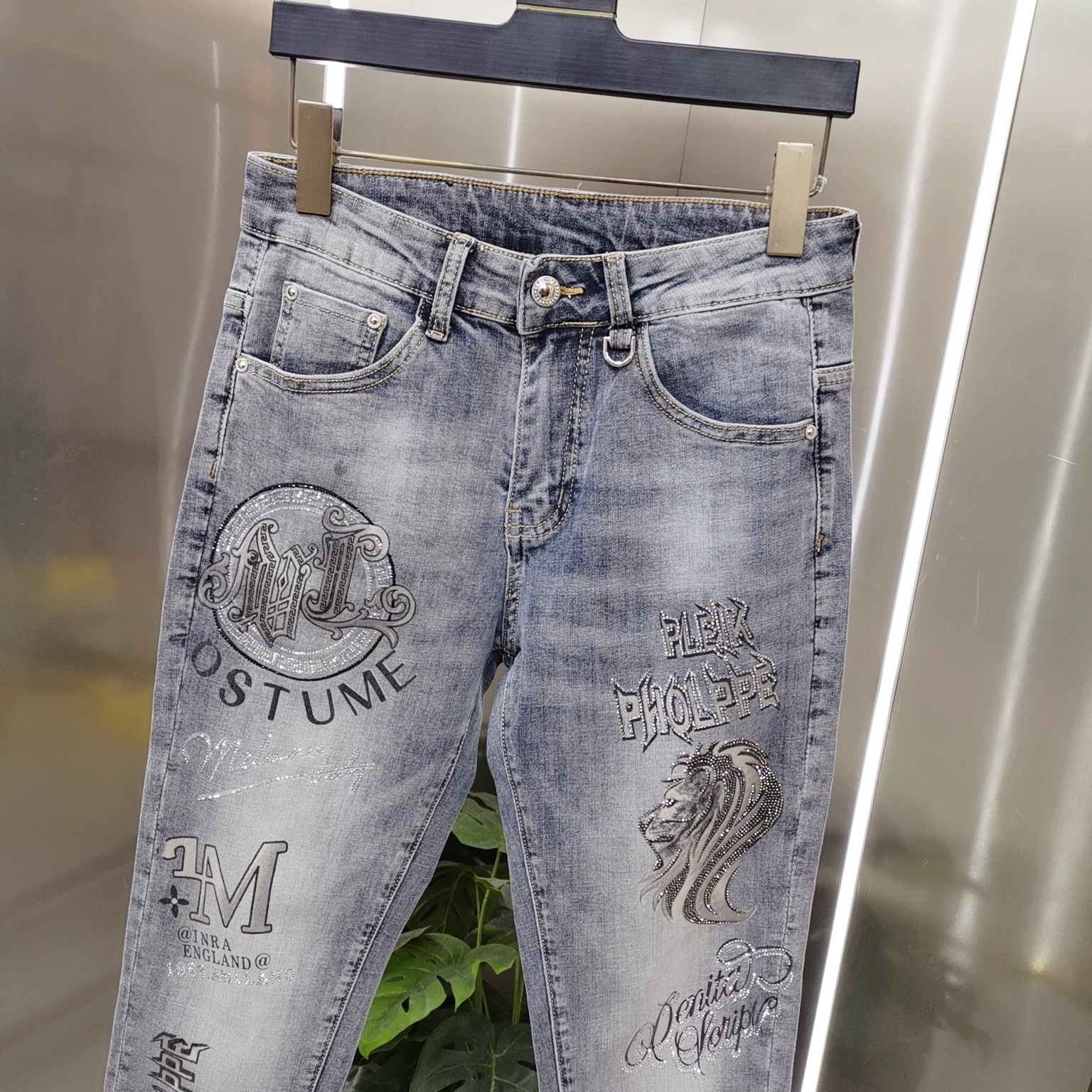 Stylish Slim Fit Men's Jeans With Heavy Diamond Printing Design_voghion.com