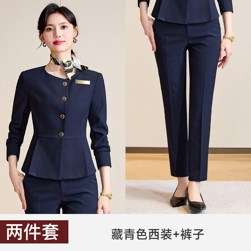 職業スーツの女性と春秋の新型ホテルのフロント作業服美容院の医美は宝石店の工服を接待します。