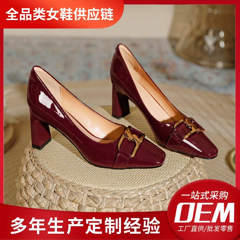 Обработанные и изготовленные на заказ французские туфли на высоком каблуке на толстом каблуке для женщин, красные свадебные туфли, весенне-осенние женские туфли, туфли на среднем каблуке с квадратным носком и металлической пряжкой.